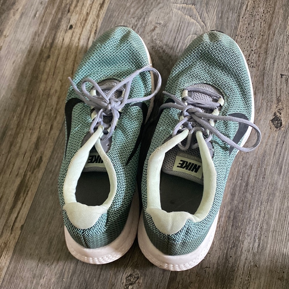 Tennis shoes